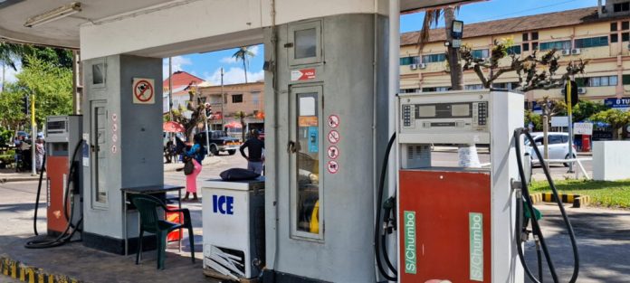 Filas de viaturas numa bomba de combustível durante crise de abastecimento em Moçambique