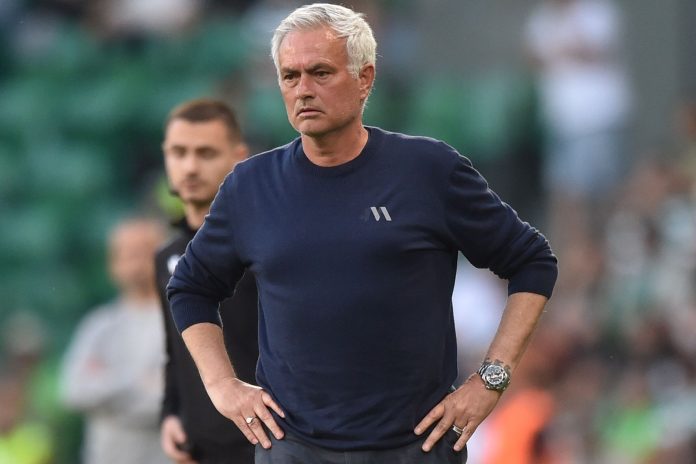José Mourinho durante dérbi entre Benfica e Sporting