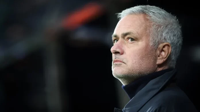 José Mourinho durante jogo do Benfica