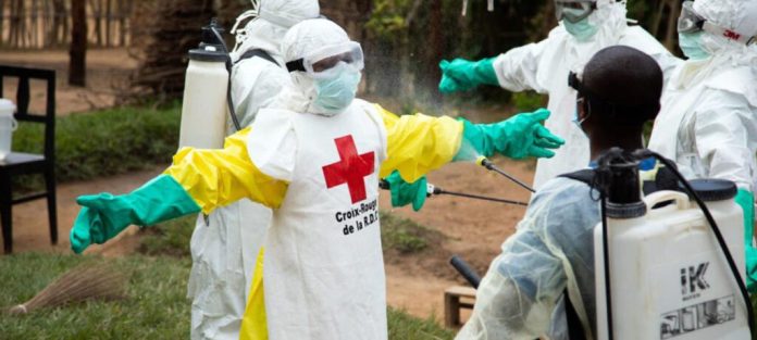 Profissionais de saúde durante resposta a surto de ébola em África