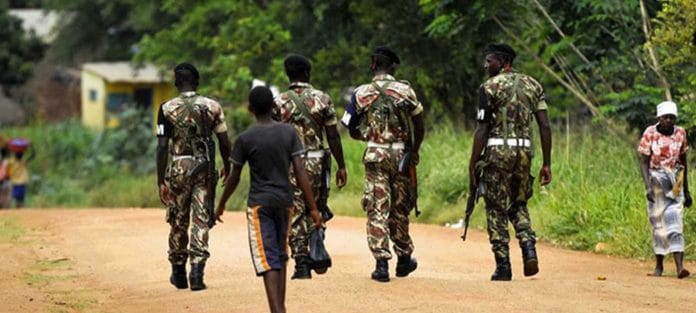 Crianças afectadas pela crise humanitária no norte de Moçambique